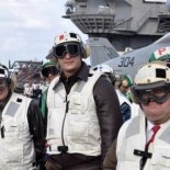 Dragan Šutanovac (sredina) na nosaču USS Enterprise (CVN-65) 2011.