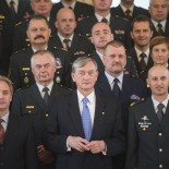 Danilo Türk, vrhovni zapovjednik Slovenske vojske, s ministrom obrane Alešom Hojsom, načelnikom Generalštaba Dobranom Božičem i čelnim ljudima Slovenske vojske