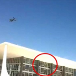 Trenutak kad Mirage 2000 prelijeće zrgadu Vrhovnoga suda, na kojoj pucaju stakla