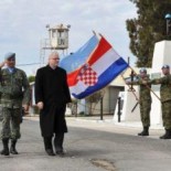 Ivo Josipović posjetio je hrvatske vojnike na Golanu u veljači 2012.