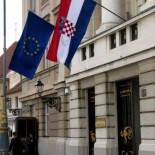 Čeka li Godišnje izvješće za 2012. ljetni godišnji odmor?
