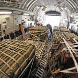 Ukrcavanje hrvatskih poklon-paketa u transportni avion