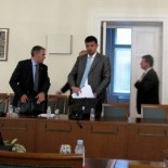 Kad vladajući ne drže kvorum, i predstavnici Vlade odlaze neobavljena posla