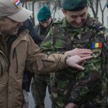 Ministar obrane RH s rumunjskim vojnikom u Poljskoj