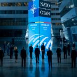 NATO summit - čuči kući